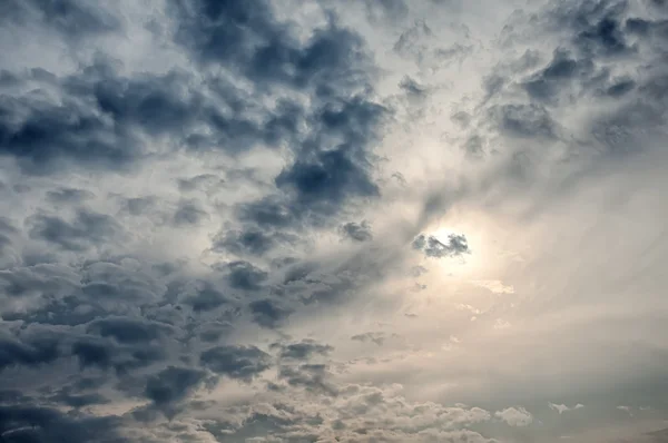 Dramatische bewolkte lucht — Stockfoto