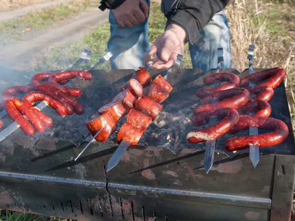 Würstchen auf dem Grill — Stockfoto