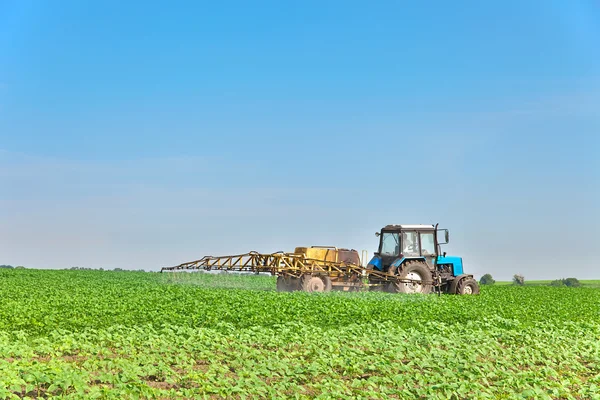 Spraying the field — Stock Photo, Image