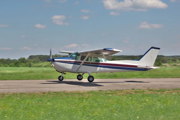 Avión ligero aterrizaje — Foto de Stock