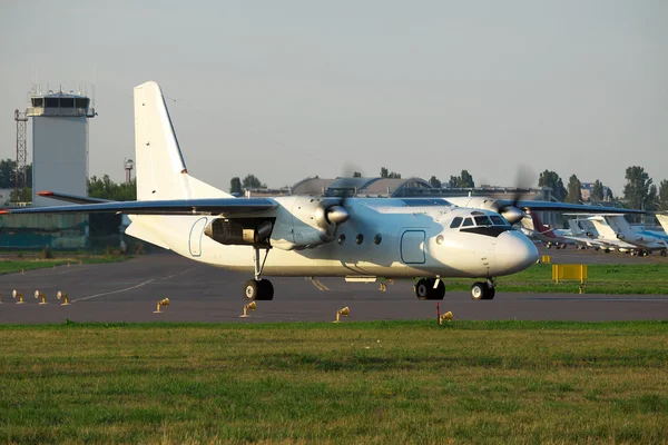 Avión de hélice blanca —  Fotos de Stock