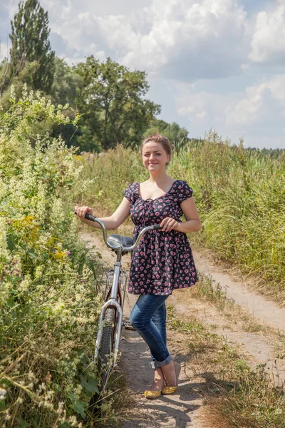 Kız bir bisiklet ile