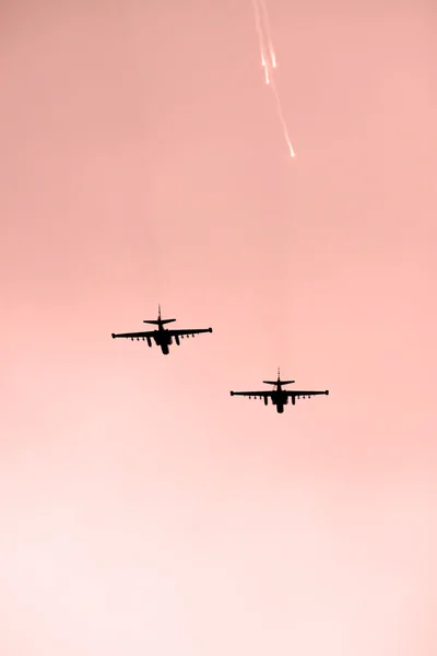 Samoloty wojskowe po ataku — Zdjęcie stockowe