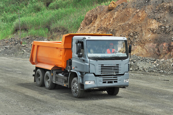 Dump truck