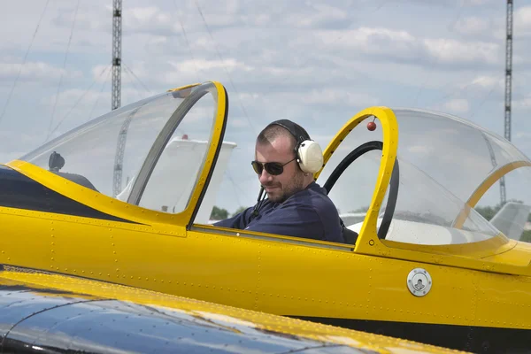 Pilot in the cockpit — Stock Photo, Image