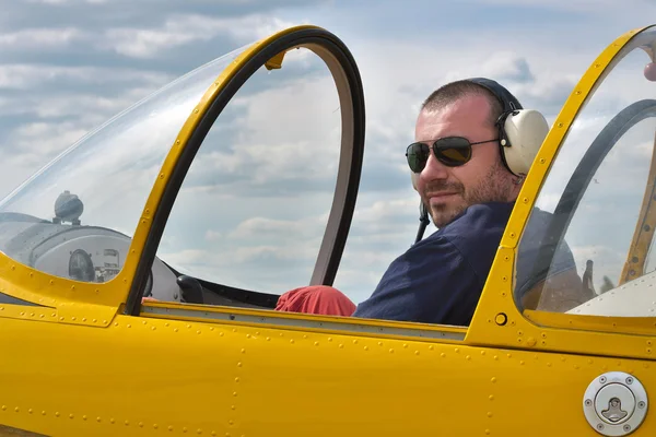 Pilot in the cockpit — Stock Photo, Image