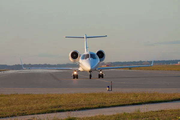 Business jet on runway — Stock Photo, Image