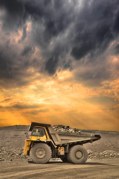 Mijnbouw vrachtwagen op zonsondergang — Stockfoto