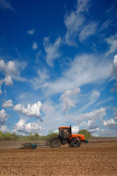 Tractor en el campo — Foto de Stock