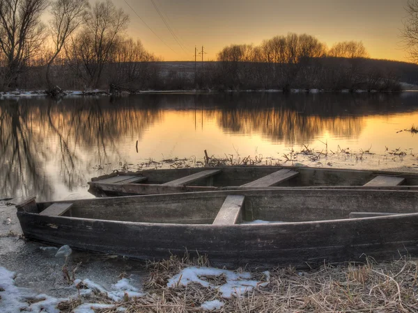 Vieux bateaux de pêche sur la rivière — Photo