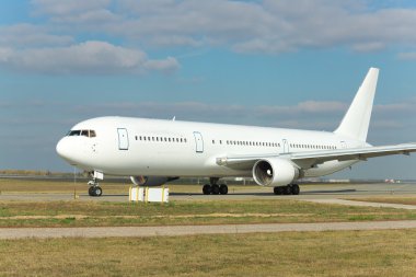 Beyaz yolcu uçağı üstünde uçak pisti