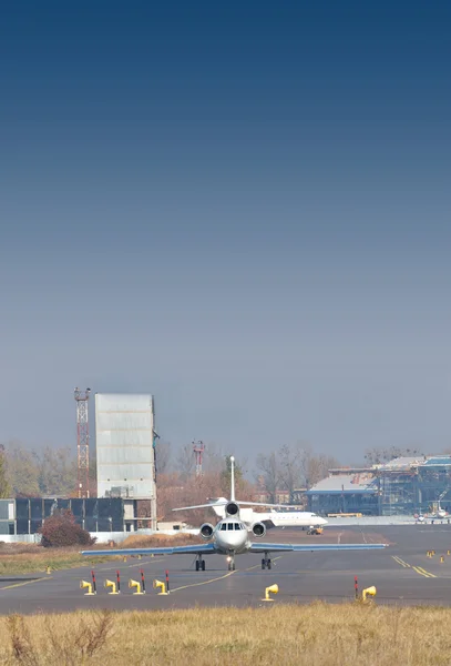 Jato de negócios no aeroporto — Fotografia de Stock