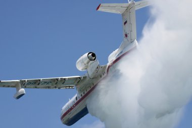 Deniz uçağı itfaiyeci bırakarak su
