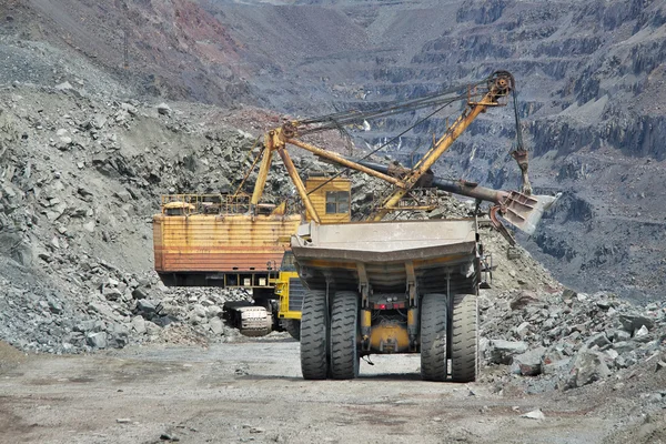 Mineral de hierro de carga de excavadora — Foto de Stock