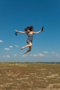 Yalınayak kız ayakkabıları ile atlama