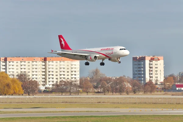 Air Arabia Airbus A320 em aterragem final — Fotografia de Stock