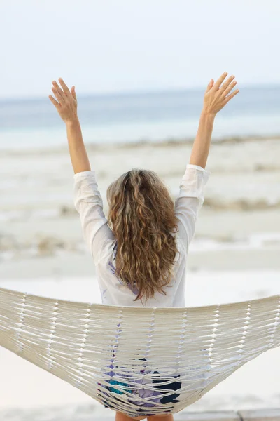 Femme relaxante dans un hamac — Photo