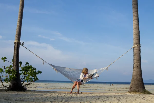 Kadın bir hamakta okuma