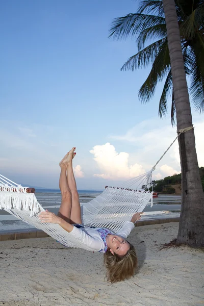 Mulher relaxante em uma rede — Fotografia de Stock