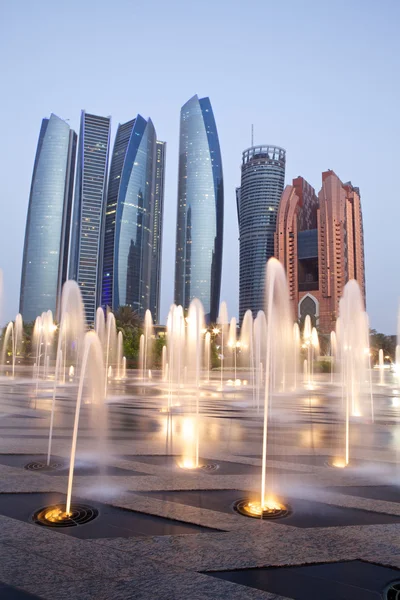 Abu Dhabi ao anoitecer . — Fotografia de Stock