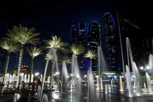 Abu Dhabi o zmierzchu. — Zdjęcie stockowe