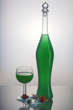 Yeşil sıvı ile şeffaf şişe