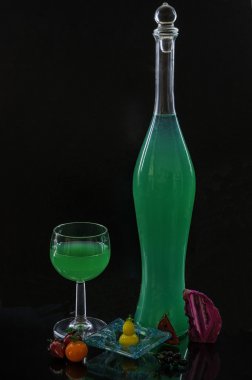 Yeşil sıvı ile şeffaf şişe