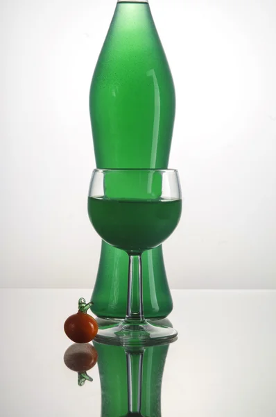 Przezroczysta butelka z zielonym płynem — Zdjęcie stockowe