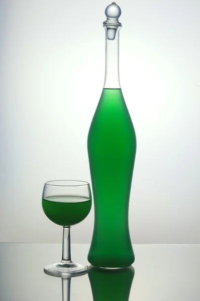 Yeşil sıvı ile şeffaf şişe