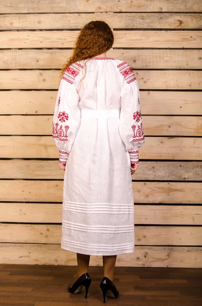Gyönyörű a tánc a lány az ukrán lengyel nemzeti hagyományos ruha ruhák boldog mosollyal, teljes hosszúságú portré elszigetelt fehér háttér felett — Stock Fotó