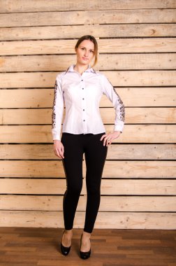 Ukraynalı Polonya ulusal geleneksel kostüm giyim mutlu gülümseme, beyaz arka plan üzerinde izole tam uzunlukta portre güzel dans eden kız