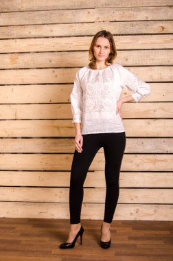 Ukraynalı Polonya ulusal geleneksel kostüm giyim mutlu gülümseme, beyaz arka plan üzerinde izole tam uzunlukta portre güzel dans eden kız