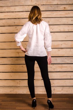 Ukraynalı Polonya ulusal geleneksel kostüm giyim mutlu gülümseme, beyaz arka plan üzerinde izole tam uzunlukta portre güzel dans eden kız