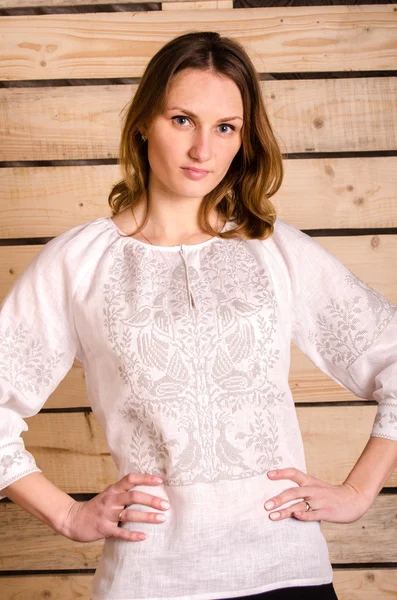 Hermosa bailarina en esmalte ucraniano ropa de traje tradicional nacional sonrisa feliz, retrato de cuerpo entero aislado sobre fondo blanco — Foto de Stock