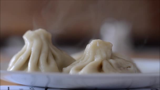 Khinkali cooked on a ceramic plate — Stock Video