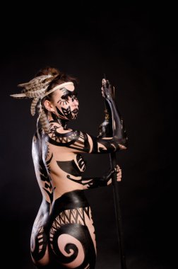 savaşçı kadın suretinde siyah boya ile kız boyalı