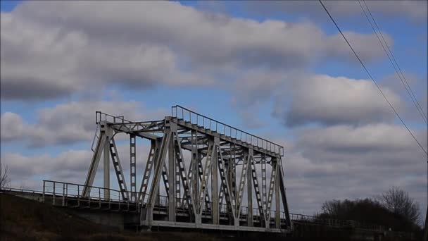 Эпический вид на полет. Мост. Уличные перевозки поездов. пруд у озера. панорамный пейзаж — стоковое видео