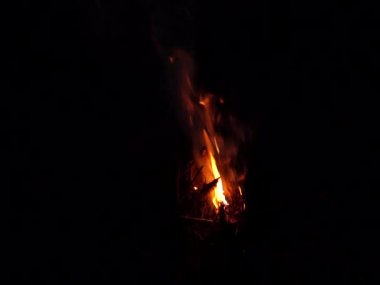 Gece kamp ateşi ile sol tarafında kullanılabilir alan