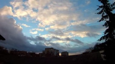 Yaz gökyüzü zaman atlamalı, parlayan ve bulutlar hareketli güneş,