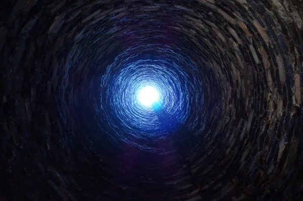 틴넬 끝의 빛 — 스톡 사진