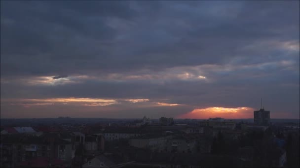 Μετακίνηση σύννεφα στο ηλιοβασίλεμα — Αρχείο Βίντεο