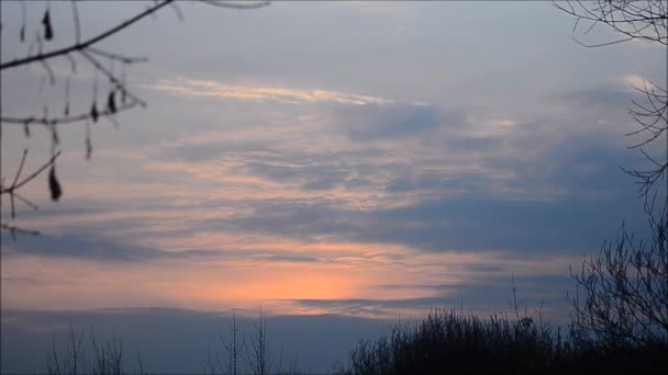 Nubes puesta del sol se mueven — Vídeos de Stock