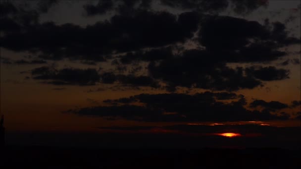 Anténa pan zraněním krásný západ slunce nad mraky — Stock video