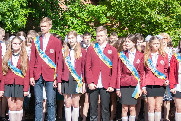 Última campana Lutsk 11º grado secundaria 14 27.05.2016 celebración se llevó a cabo en la región de Lutsk Volyn Ucrania, reportaje editorial — Foto de Stock