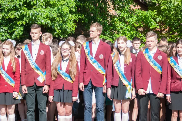Laatst bell Lutsk 11e klas middelbare school 14 27.05.2016 viering vond plaats in Lutsk Volyn regio Oekraïne, redactionele reportage — Stockfoto