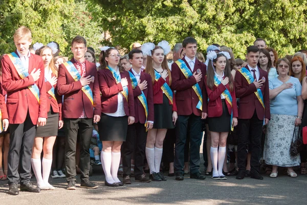 Última campana Lutsk 11º grado secundaria 14 27.05.2016 celebración se llevó a cabo en la región de Lutsk Volyn Ucrania, reportaje editorial — Foto de Stock