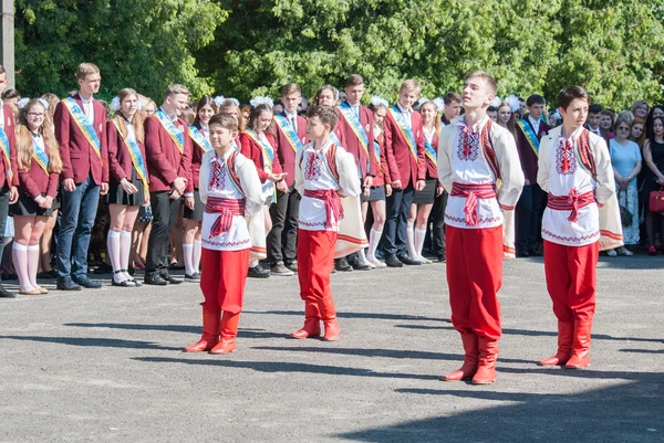 Última campana Lutsk 11º grado secundaria 14 27.05.2016 celebración se llevó a cabo en la región de Lutsk Volyn Ucrania, reportaje editorial — Foto de Stock
