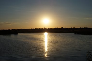 Nehirde gün batımı