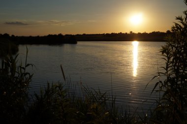 Nehirde gün batımı