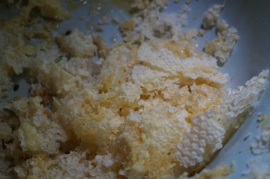 Arıcı sandık arı kovanı işçi, petek çerçeveleri kaldırarak resmin kırpılmış